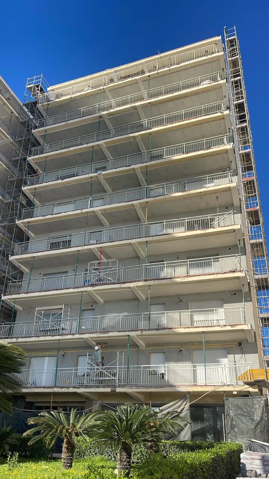 Edificio de varias plantas con andamios durante la rehabilitación de fachada en Valencia